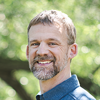 Headshot of Peter Hinck